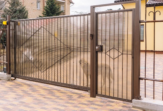 Купить ворота из профлиста с элементами ковки, с металлическими столбами в рамке или под дерево в Воскресенске от 155070 руб